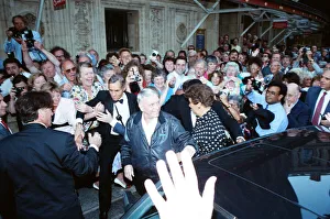 00303 Prints: Singer Frank Sinarta is mobbed by waiting fans as he arrives at the Royal Albert Hall to