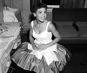 00894 Prints: Singer Shirley Bassey. 26th August 1955