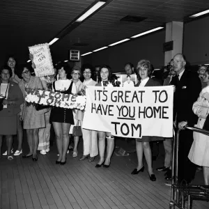 01234 Prints: Singer Tom Jones was welcomed home today at Heathrow Airport when he arrived back from a