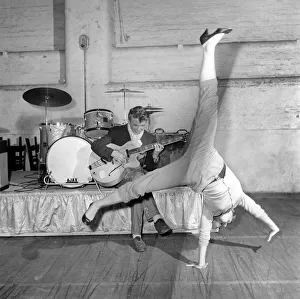 00077 Prints: Singer Tommy Steele performing in Manchester. 1956 A424-003