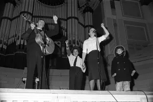 Huddersfield Prints: Singing fireman Graham Walker, gave hundreds of schoolchildren fire prevention