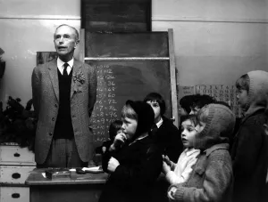 00156 Prints: Sir Alec Douglas Home Prime Minister and schoolchildren campaigning in Classroom