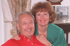 Businessman Prints: SIR FREDDIE LAKER AND WIFE JACQUELINE LAKER AT HOME 21 / 08 / 1992