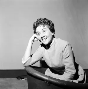 00116 Prints: Sir Laurence Olivier rehearses wih his new leading lady Joan Plowright in John