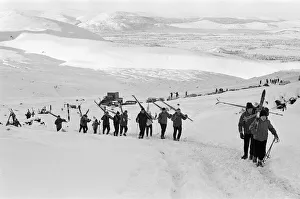 01046 Prints: Skiers in the Cairngorms, a mountain range in the eastern Highlands of Scotland