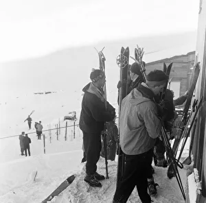 01046 Prints: Skiers in the Cairngorms, a mountain range in the eastern Highlands of Scotland