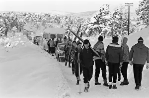 01046 Prints: Skiers in the Cairngorms, a mountain range in the eastern Highlands of Scotland