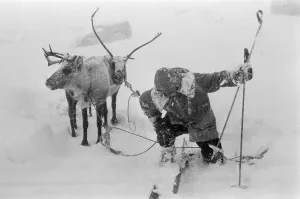 01046 Prints: Skiers in the Cairngorms, a mountain range in the eastern Highlands of Scotland