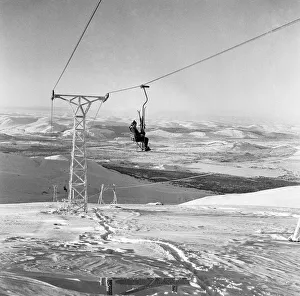 01046 Prints: Skiers in the Cairngorms, a mountain range in the eastern Highlands of Scotland