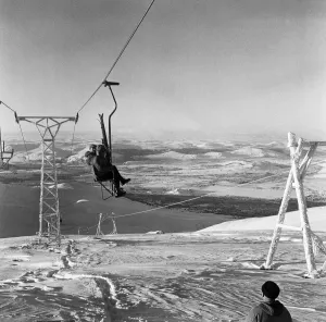 01046 Prints: Skiers in the Cairngorms, a mountain range in the eastern Highlands of Scotland
