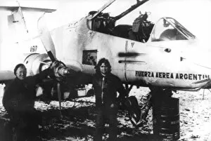 Images Dated 1st January 1982: SMILING FALKLAND ISLANDERS WITH A DAMAGED ARGENTINE FMA IA PUCARA GROUND ATTACK AIRCRAFT