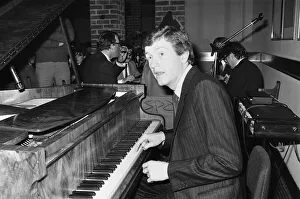 01262 Prints: Snooker player Steve Davis playing the piano at a London reception after an announcement