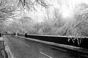 Images Dated 1st December 1981: Snow scenes at Sonning, Berkshire. December 1981