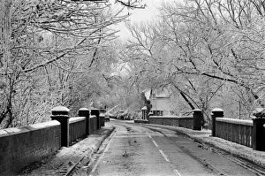 Images Dated 1st December 1981: Snow scenes at Sonning, Berkshire. December 1981