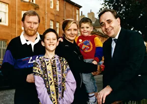 Images Dated 25th September 1990: SNPs Alex Salmond canvased the Mylet family of Renfre