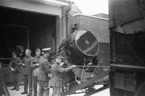 01248 Prints: Soldiers of the 30th Surrey Searchlight Regiment an air defence unit of Britain