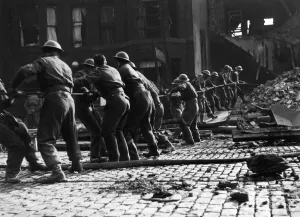 00095 Prints: Soldiers of the 8th Manchester Regiment at Ardwick Green working together to clear