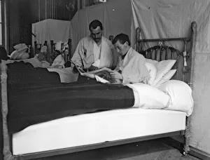 Casualties Prints: Soldiers recovering from their wounds catch up with the news at the British Women