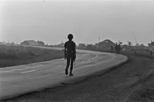 01268 Prints: Soldiers of the South Vietnamese army advance on Viet Cong positions in Trang Bang just