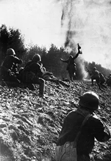 01442 Prints: Soldiers of the Soviet Red Army defending a railway line during fierce fighting against