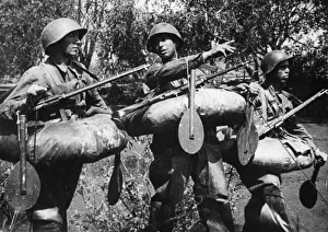Equipment Prints: Soldiers of the Soviet Red Army equipped with ingenious body boat