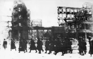 01442 Prints: Soldiers of the Soviet Red Army walking through the streets of battered Stalingrad during