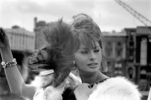 Sophia Loren filming The Millionairess'at London Bridge. June 1960 M4468-025