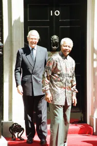00289 Prints: South African President Nelson Mandela is welcomed by British Prime Minister John Major