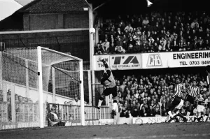 Southampton 1-1 Liverpool, Division One match held at The Dell, Southampton