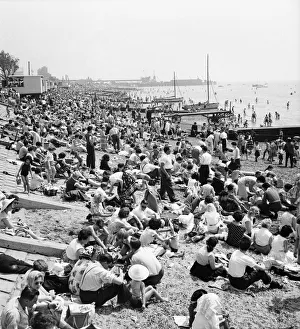 00594 Prints: Southend beach (crowds). Southend-on-Sea, Essex, June 1960. M4333-003