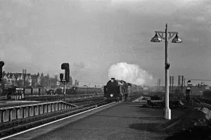 01259 Prints: Southern Railways King Arthur Class locomotive Sir Harry Le Fiske Lake thunders through