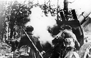 Soviet heavy guns in action the battle against the German Army during the Second World