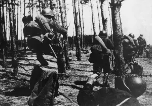 01442 Prints: Soviet Red Army troops picking their way carefully through Nazi defence wire as they