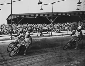 Speedway Collection: Speedway, Liverpool v Hanley, Doug Serurier (Liverpool) takes the lead from Lindsay