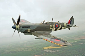 Images Dated 30th April 1998: A Spitfire Mk IXe (ML417) of the Fighter Collection seen here in the skies above Duxford