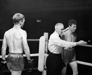 Sport Boxer: Ref Jin Mahoney calls a halt to the Willie Fisher e Alf Matthews fight as he