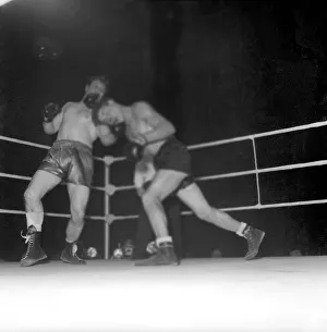 00041 Prints: Sport Boxing. The fight between Jack Hobbs (blue shorts yellow stripe