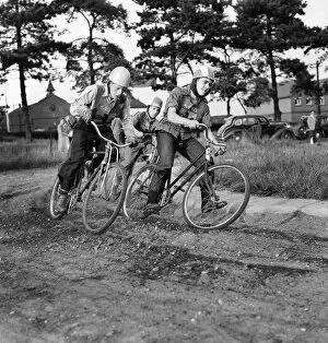 Speedway Collection: Sport cycle speedway. August 1953 D5418