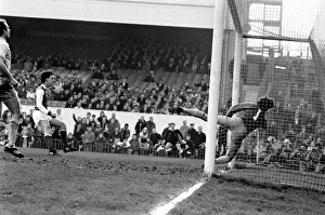 Sport: Football: Arsenal vs. Coventry. Action from the match. February 1981 81-00516-013