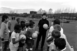 00254 Prints: Sport Football. Former player Peter Knowles coaching schoolboys in Wolverhampton