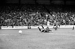 Images Dated 19th April 1977: Sport: Football: Queens Park Rangers vs. Manchester United. April 1977 77-02218-001