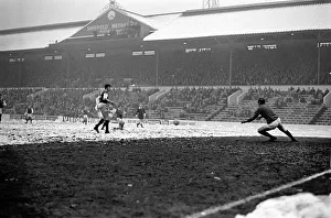 Sport: Football: Sheffield Wednesday v. Arsenal. Sprineett dives to save a shot