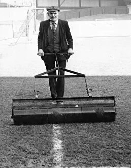 00606 Prints: Sport - Football - Swansea - Vetch Field - Swansea Town groundsman Sid Tucker is seen