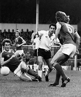 Spurs v Ipswich. Osvaldo Ardiles out joxes the Ipswich players. December 1978 P011176