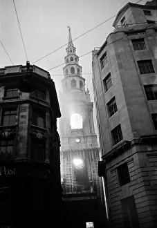 Nm20060306 Prints: St. Brides Fleet Street fire during the fire blitz of London Decemeber 1940