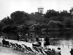 00879 Collection: St Jamess Park, showing the lake and the Island Bird Sanctuary