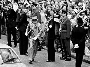 00174 Prints: Get me St Pauls on time!... Comedian Spike Milligan has to run along the road to attend