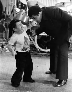 00043 Prints: Star of the film star warI Kenny Baker lands a good punch on Ali nose