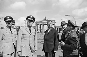 01162 Prints: Start of the construction of the Berlin Wall. At midnight on 13th August the police