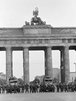 01162 Prints: Start of the construction of the Berlin Wall. At midnight on 13th August